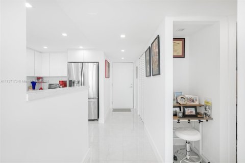 Condominio en venta en Miami Beach, Florida, 2 dormitorios, 82.68 m2 № 1936739 - foto 10