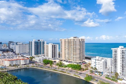 Condominio en venta en Miami Beach, Florida, 2 dormitorios, 82.68 m2 № 1936739 - foto 20