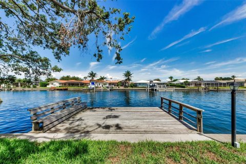 Villa ou maison à vendre à Saint Petersburg, Floride: 4 chambres, 180.6 m2 № 1815745 - photo 4