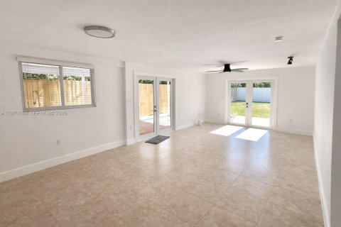 Снять в аренду виллу или дом в Уэст -Майами, Флорида 3 спальни, 205.5м2, № 2033011 - фото 10