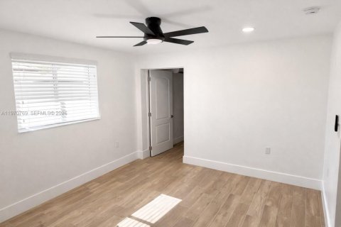 Снять в аренду виллу или дом в Уэст -Майами, Флорида 3 спальни, 205.5м2, № 2033011 - фото 3