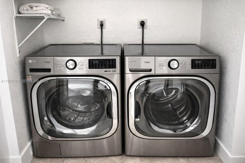 Снять в аренду виллу или дом в Уэст -Майами, Флорида 3 спальни, 205.5м2, № 2033011 - фото 11