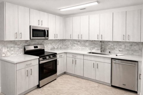 Снять в аренду виллу или дом в Уэст -Майами, Флорида 3 спальни, 205.5м2, № 2033011 - фото 2