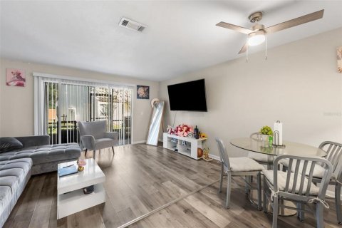 Condo in Gainesville, Florida, 2 bedrooms  № 2109701 - photo 11