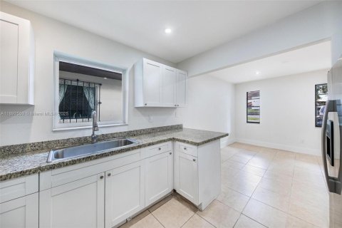 Casa en venta en Hialeah, Florida, 4 dormitorios № 1946628 - foto 10