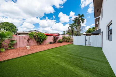 Casa en venta en Hialeah, Florida, 4 dormitorios № 1946628 - foto 19