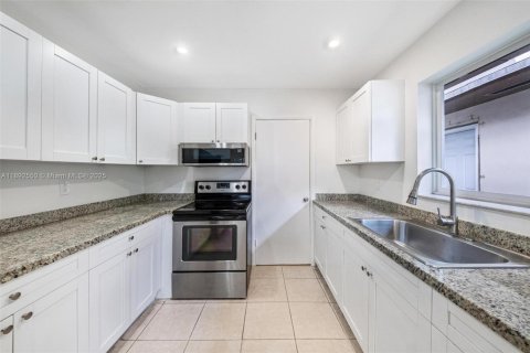 Casa en venta en Hialeah, Florida, 4 dormitorios № 1946628 - foto 12