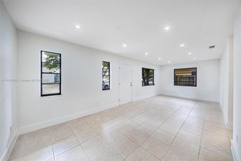 Casa en venta en Hialeah, Florida, 4 dormitorios № 1946628 - foto 9