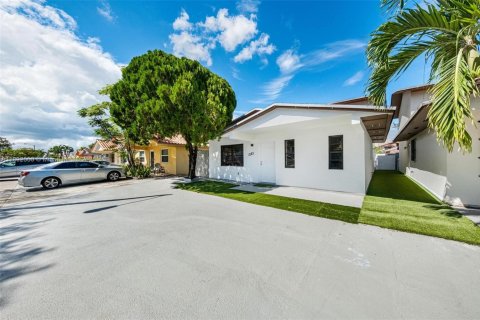 Casa en venta en Hialeah, Florida, 4 dormitorios № 1946628 - foto 2