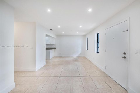 Casa en venta en Hialeah, Florida, 4 dormitorios № 1946628 - foto 6