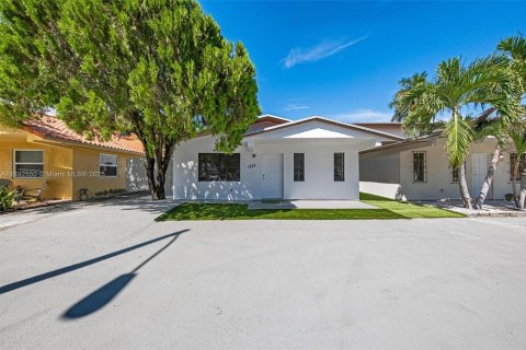 Casa en venta en Hialeah, Florida, 4 dormitorios № 1946628 - foto 1