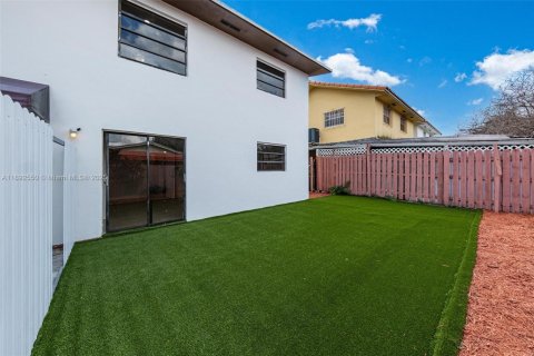 Casa en venta en Hialeah, Florida, 4 dormitorios № 1946628 - foto 23