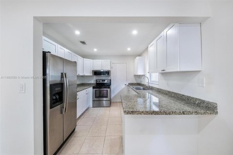 Casa en venta en Hialeah, Florida, 4 dormitorios № 1946628 - foto 11