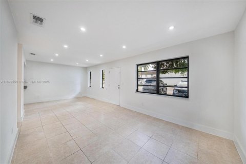 Casa en venta en Hialeah, Florida, 4 dormitorios № 1946628 - foto 7