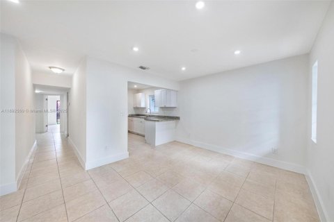 Casa en venta en Hialeah, Florida, 4 dormitorios № 1946628 - foto 8