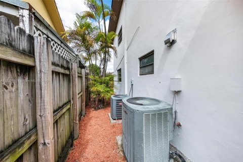 Casa en venta en Hialeah, Florida, 4 dormitorios № 1946628 - foto 18