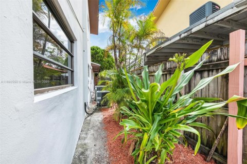 Casa en venta en Hialeah, Florida, 4 dormitorios № 1946628 - foto 16