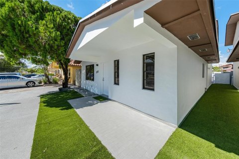 Casa en venta en Hialeah, Florida, 4 dormitorios № 1946628 - foto 3