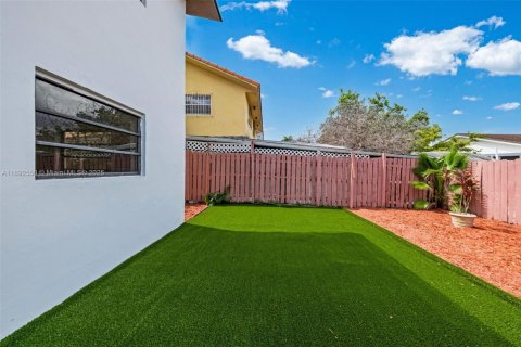 Casa en venta en Hialeah, Florida, 4 dormitorios № 1946628 - foto 15