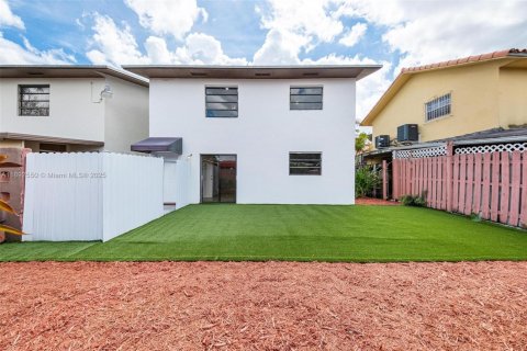 Casa en venta en Hialeah, Florida, 4 dormitorios № 1946628 - foto 22