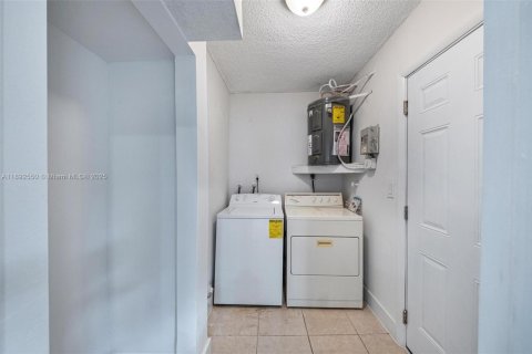 Casa en venta en Hialeah, Florida, 4 dormitorios № 1946628 - foto 13