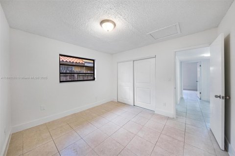 Casa en venta en Hialeah, Florida, 4 dormitorios № 1946628 - foto 26