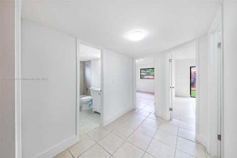 Casa en venta en Hialeah, Florida, 4 dormitorios № 1946628 - foto 28