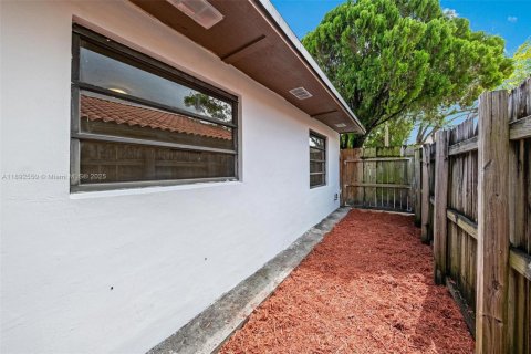 Casa en venta en Hialeah, Florida, 4 dormitorios № 1946628 - foto 17