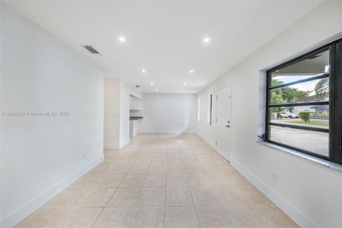 Casa en venta en Hialeah, Florida, 4 dormitorios № 1946628 - foto 5