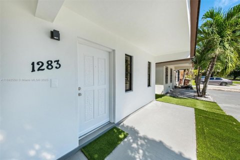 Casa en venta en Hialeah, Florida, 4 dormitorios № 1946628 - foto 4