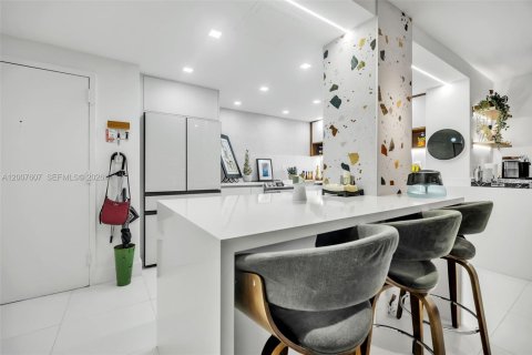 Condominio en venta en Miami Beach, Florida, 1 dormitorio, 91.04 m2 № 2071589 - foto 11
