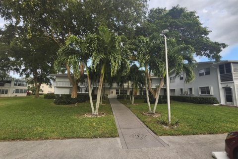 Condominio en venta en Deerfield Beach, Florida, 2 dormitorios, 76.18 m2 № 1764358 - foto 1