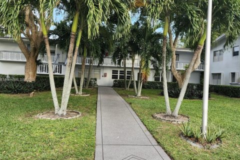 Condominio en venta en Deerfield Beach, Florida, 2 dormitorios, 76.18 m2 № 1764358 - foto 2