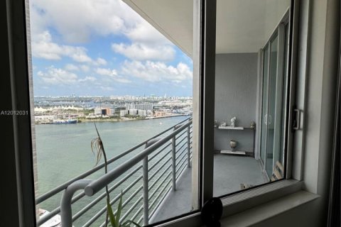 Condo in Miami, Florida, 2 bedrooms  № 2075067 - photo 22