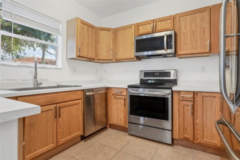 Adosado en venta en Cutler Bay, Florida, 4 dormitorios, 159.79 m2 № 1779780 - foto 7