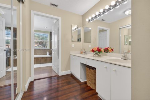 House in Sunrise, Florida 4 bedrooms, 229.28 sq.m. № 2043779 - photo 10