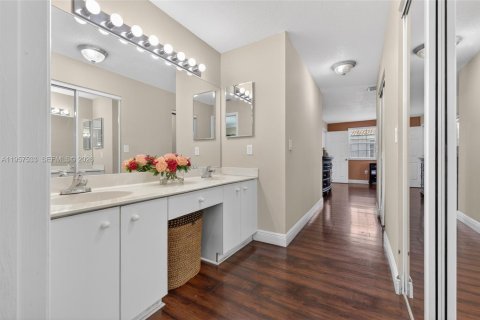 House in Sunrise, Florida 4 bedrooms, 229.28 sq.m. № 2043779 - photo 12