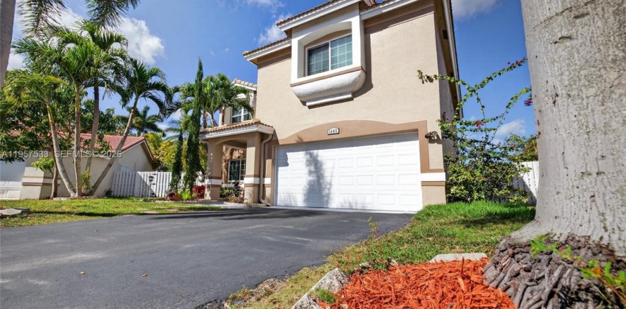 House in Sunrise, Florida 4 bedrooms, 229.28 sq.m. № 2043779