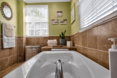 House in Sunrise, Florida 4 bedrooms, 229.28 sq.m. № 2043779 - photo 20