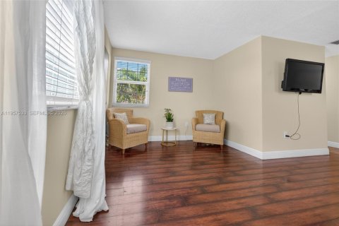 House in Sunrise, Florida 4 bedrooms, 229.28 sq.m. № 2043779 - photo 7