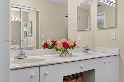 House in Sunrise, Florida 4 bedrooms, 229.28 sq.m. № 2043779 - photo 13