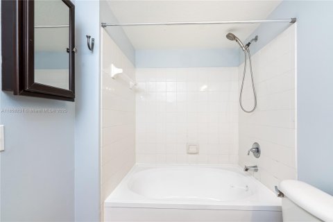 Condo in Boynton Beach, Florida, 2 bedrooms  № 1878440 - photo 18