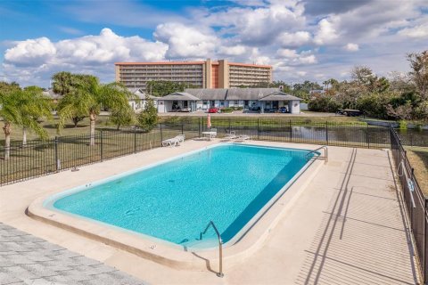 Condo in New Port Richey, Florida, 2 bedrooms № 2390991 - photo 29