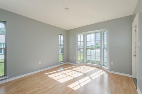Condo in New Port Richey, Florida, 2 bedrooms № 2390991 - photo 12