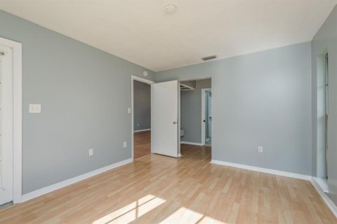Condo in New Port Richey, Florida, 2 bedrooms № 2390991 - photo 13