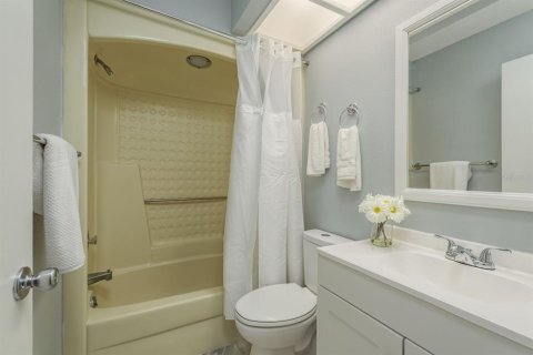 Condo in New Port Richey, Florida, 2 bedrooms № 2390991 - photo 17