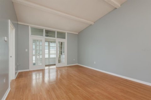 Condo in New Port Richey, Florida, 2 bedrooms № 2390991 - photo 4