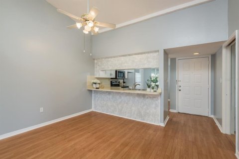 Condo in New Port Richey, Florida, 2 bedrooms № 2390991 - photo 7