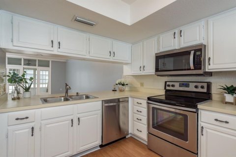 Condo in New Port Richey, Florida, 2 bedrooms № 2390991 - photo 10