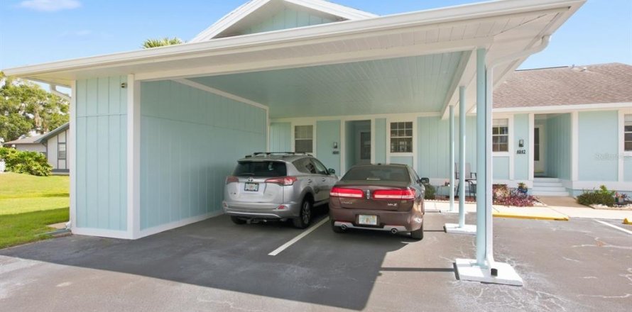 Condo in New Port Richey, Florida, 2 bedrooms № 2390991